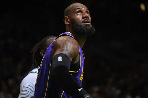 NBA常规赛湖人不敌凯尔特人，詹姆斯腹股沟拉伤提前退场-GOGO社区