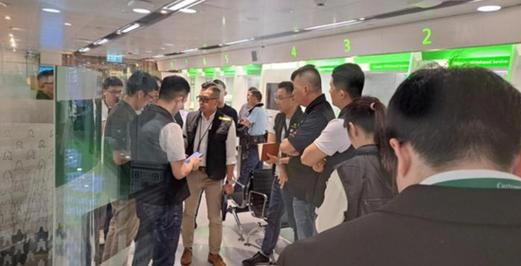 香港一银行发生抢劫案 三十余万港币被劫走 女职员颈部受伤-GOGO社区