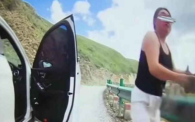 奔驰女司机逆行逼停摩托车 警方已介入调查-GOGO社区