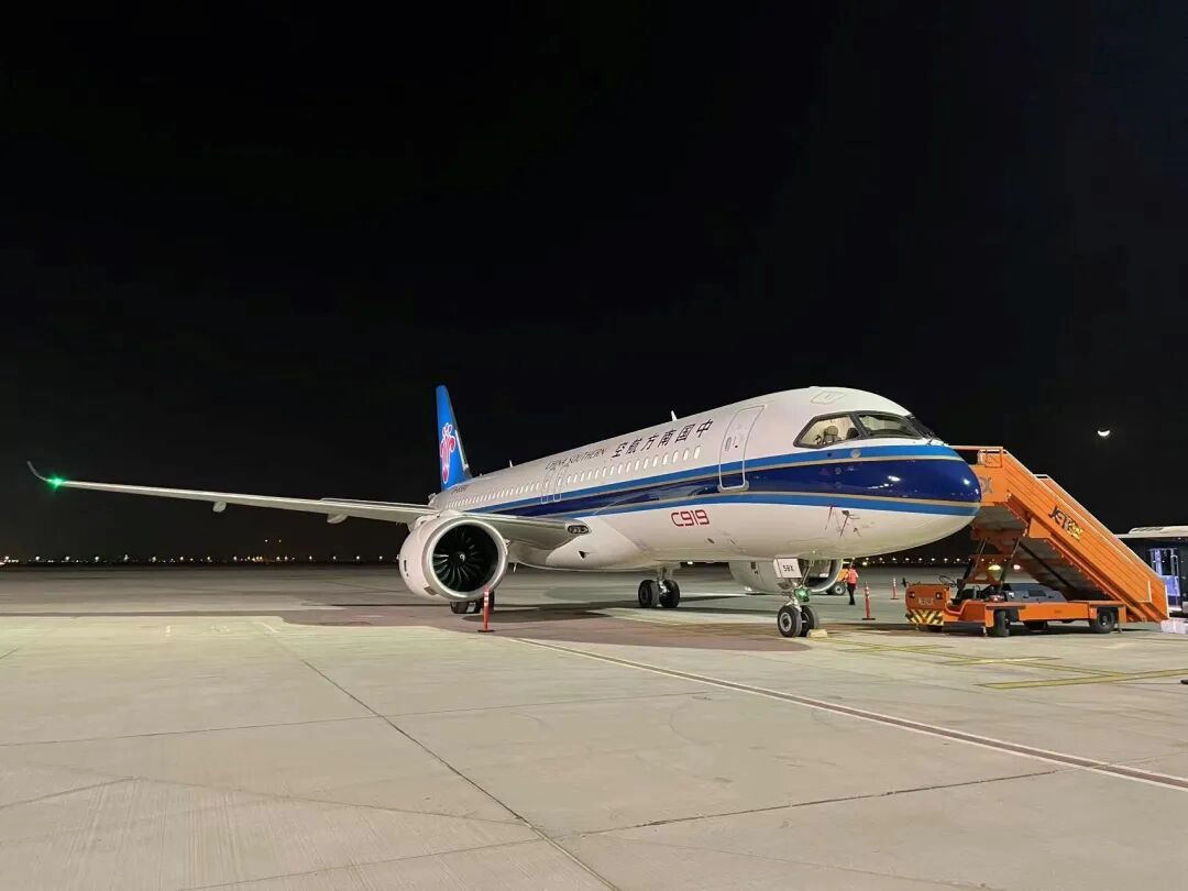 图为南航C919飞机抵达迪拜马克图姆国际机场，中国南方航空供图